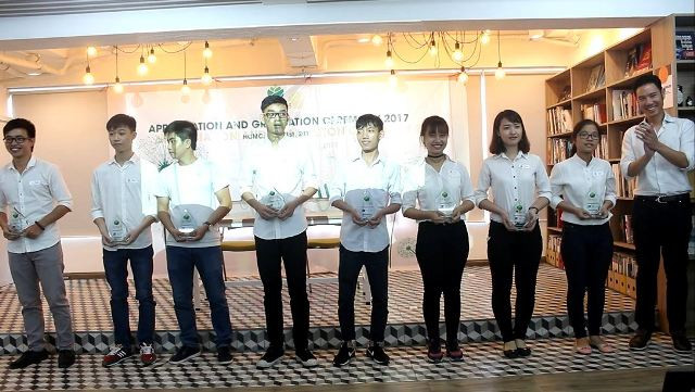 Sinh viên Vietseeds thế hệ thứ 3 được trao chứng nhận tốt nghiệp và trưởng thành từ chương trình.