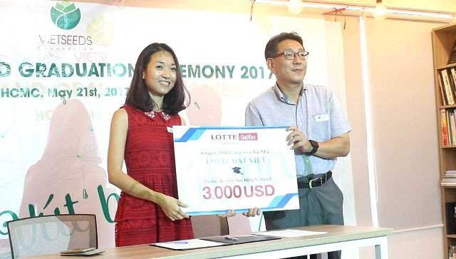 Ông Sohn Byung Sam - đại diện Lotte Đất Việt - trao số tiền học bổng 3000USD tài trợ cho sinh viên Vietseeds, năm học 2017-2018.