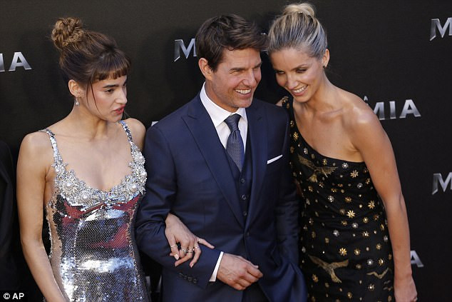 Tom Cruise trẻ trung bên các bạn diễn xinh đẹp ảnh 6 Tom beamed bên 2 bạn diễn Annabelle và Sofia Boutella