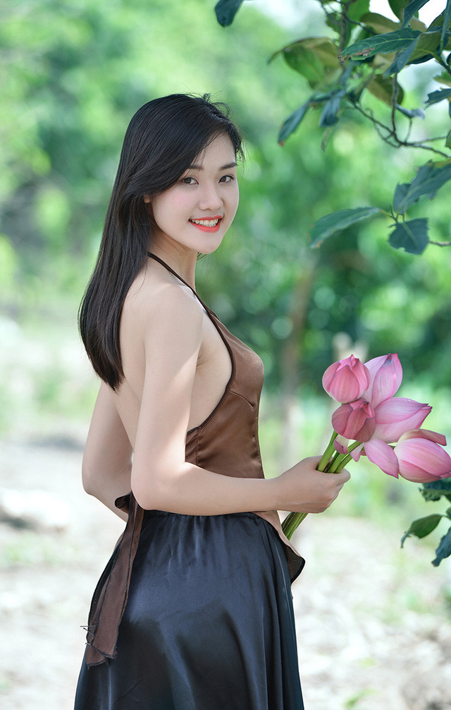  “Mặc áo yếm khá gợi cảm nhưng lại vẫn có nét nền nã, rất phù hợp để chụp với hoa sen. Yếm giúp người mặc khoe được thân hình mảnh mai, cùng tấm lưng trần quyến rũ, tạo nên một nét đẹp rất đặc trưng mà không làm mất đi vẻ đẹp thanh tao”, Huyền Trang phân tích. 