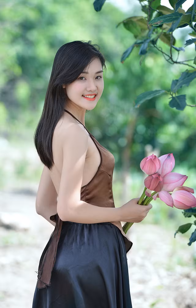  “Mặc áo yếm khá gợi cảm nhưng lại vẫn có nét nền nã, rất phù hợp để chụp với hoa sen. Yếm giúp người mặc khoe được thân hình mảnh mai, cùng tấm lưng trần quyến rũ, tạo nên một nét đẹp rất đặc trưng mà không làm mất đi vẻ đẹp thanh tao”, Huyền Trang phân tích. 