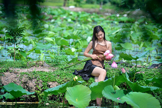 “Em thích áo dài vì kiểu dáng đặc biệt của nó. Áo dài làm tôn từng đường nét của người phụ nữ, khiến người mặc trông duyên dáng, xinh đẹp hơn. Nét thanh tao của áo dài khó có bộ trang phục nào sánh kịp”, Huyền Trang giãi bày lí do cô thích áo dài.