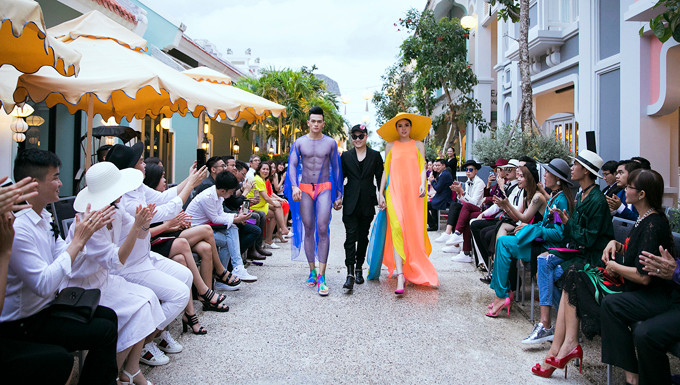 Nhà thiết kế Việt chuộng mốt tổ chức show diễn ngoài trời ảnh 8 nha-thiet-ke-viet-chuong-mot-to-chuc-show-dien-ngoai-troi-8