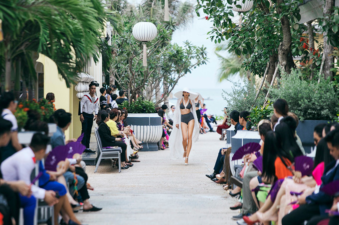 Nhà thiết kế Việt chuộng mốt tổ chức show diễn ngoài trời ảnh 7 nha-thiet-ke-viet-chuong-mot-to-chuc-show-dien-ngoai-troi-7