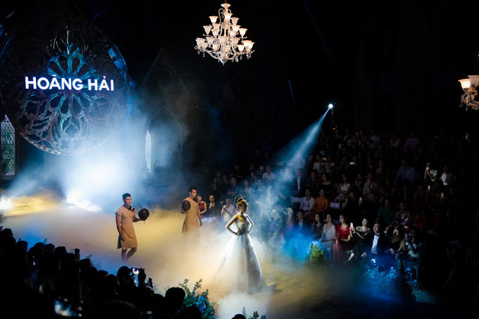 Nhà thiết kế Việt chuộng mốt tổ chức show diễn ngoài trời ảnh 3 nha-thiet-ke-viet-chuong-mot-to-chuc-show-dien-ngoai-troi-3