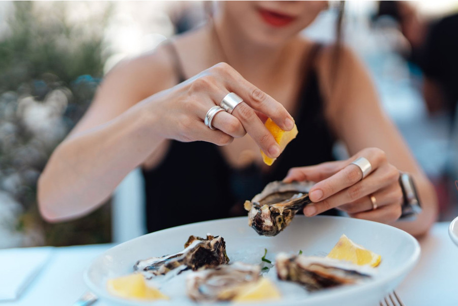 Không nên ăn hải sản cùng với thực phẩm giàu vitamin C. (Ảnh: ITN) Không nên ăn hải sản cùng với thực phẩm giàu vitamin C. (Ảnh: ITN)