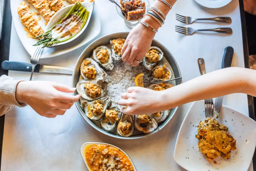 Vi khuẩn Vibrio thường bắt đầu xâm nhập khi con người ăn hải sản sống hoặc nấu chưa chín kỹ. (Ảnh: ITN)