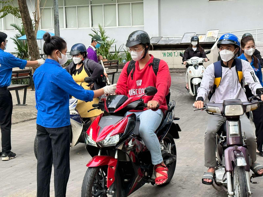 Sinh viên đến giảng đường phải đo thân nhiệt trước khi vào trường. Sinh viên đến giảng đường phải đo thân nhiệt trước khi vào trường.