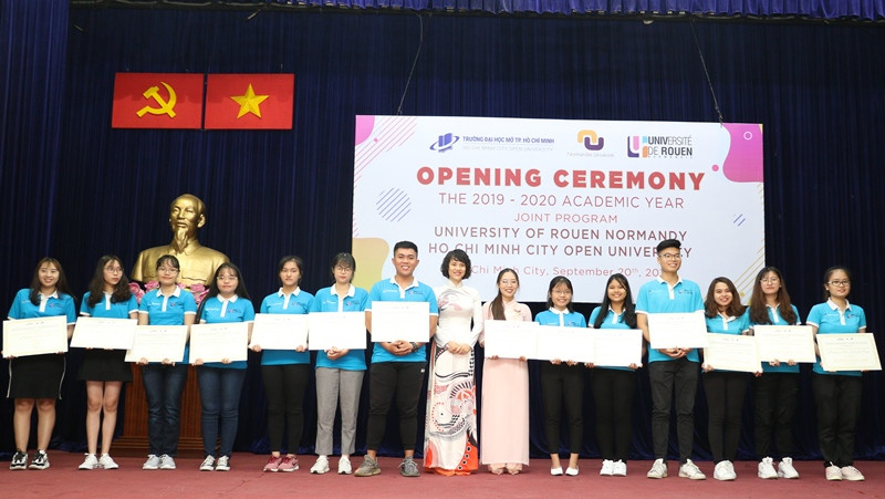 Các sinh viên của chương trình liên kết nhận học bổng do Trường ĐH Rouen Normandie, Pháp trao.