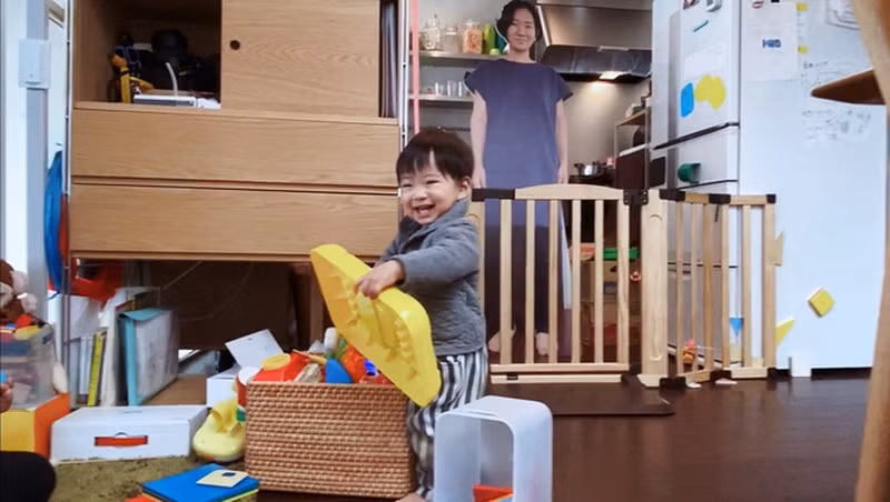 Con khoc mai khong nin moi khi me vang nha, bo lam dieu soc-Hinh-3