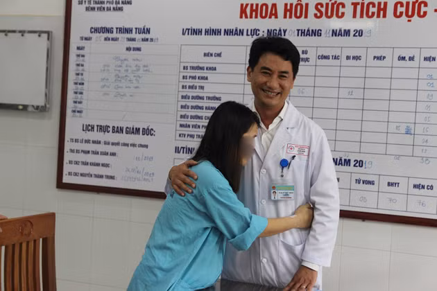 Sản phụ N.T.H. bật khóc trong ngày được xuất viện.