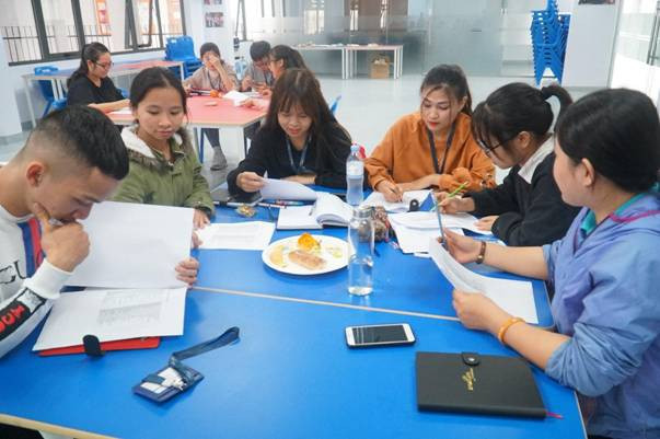 Sinh viên thực hiện “Khám phá giá trị bản thân” qua bài tập của Huấn luyện viên.