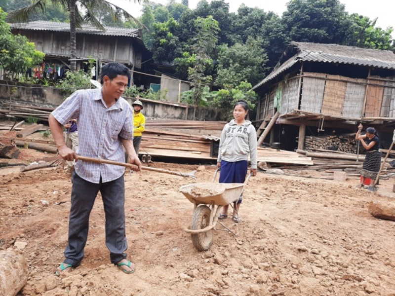 Người dân bản Sáng tích cực thoát nghèo, xây dựng nhà mới Người dân bản Sáng tích cực thoát nghèo, xây dựng nhà mới