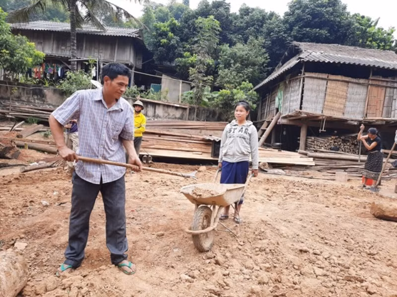 Người dân bản Sáng tích cực thoát nghèo, xây dựng nhà mới Người dân bản Sáng tích cực thoát nghèo, xây dựng nhà mới