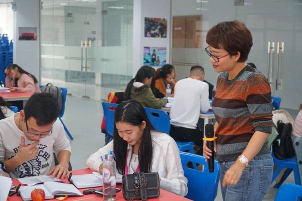 Huấn luyện viên Mai Thúy Hằng hướng dẫn sinh viên cách xây dựng mối quan hệ qua bài tập thực hành.