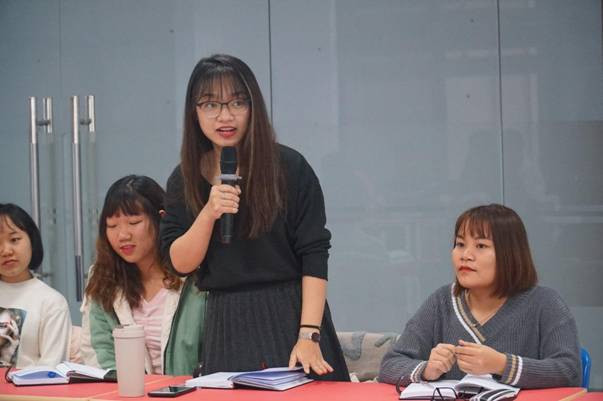 Sinh viên được trực tiếp thực hành và giải đáp những thắc mắc liên quan đến cách trình bày một CV ấn tượng.