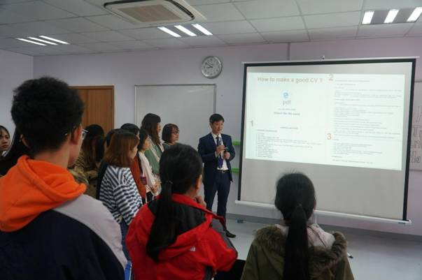 Huấn luyện viên Lê Minh Dũng chia sẻ các bước trình bày CV ấn tượng.