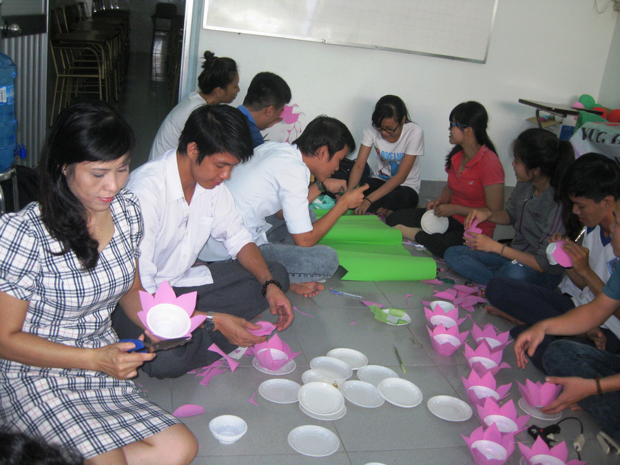 Cô Huyền cùng các tình nguyện viên chăm lo bữa ăn cho các thí sinh nghèo đang ở trọ.