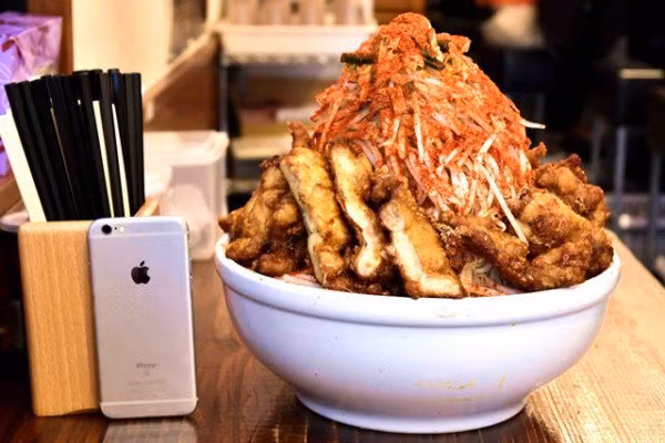 Nhà hàng thưởng 10 triệu đồng cho ai ăn hết bát mì khổng lồ