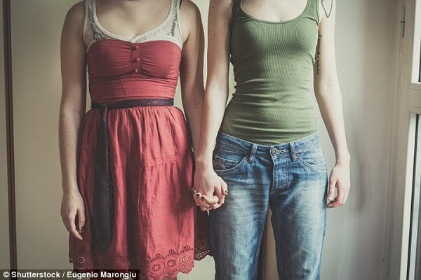 Lạ lùng con gái cưới... mẹ kế sau khi cha qua đời 