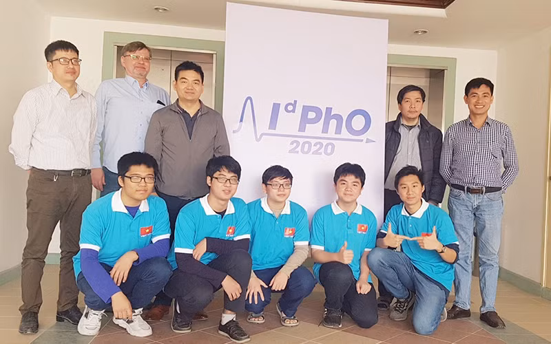 Năm học sinh (áo xanh) đều đoạt Huy chương Kỳ thi Olympic Vật lý quốc tế (IdPhO 2020).