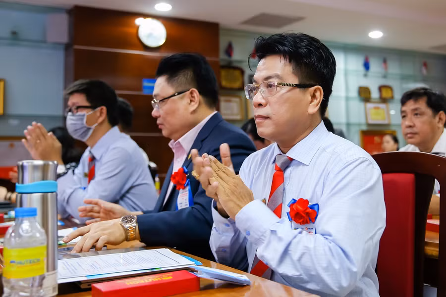 PGS.TS Trần Văn Tùng- Trưởng khoa Tài chính Thương mại và đại biểu tại hội thảo.