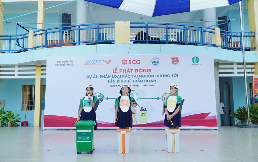 Học sinh tham gia vào hoạt động thử phân loại rác tại nguồn Học sinh tham gia vào hoạt động thử phân loại rác tại nguồn
