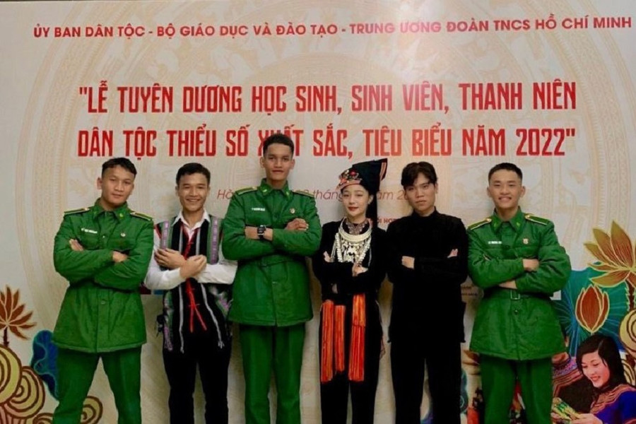 Nam sinh Pâu Văn Ngoan, sinh viên trường Đại học Khoa Học (đứng thứ hai từ trái sang).