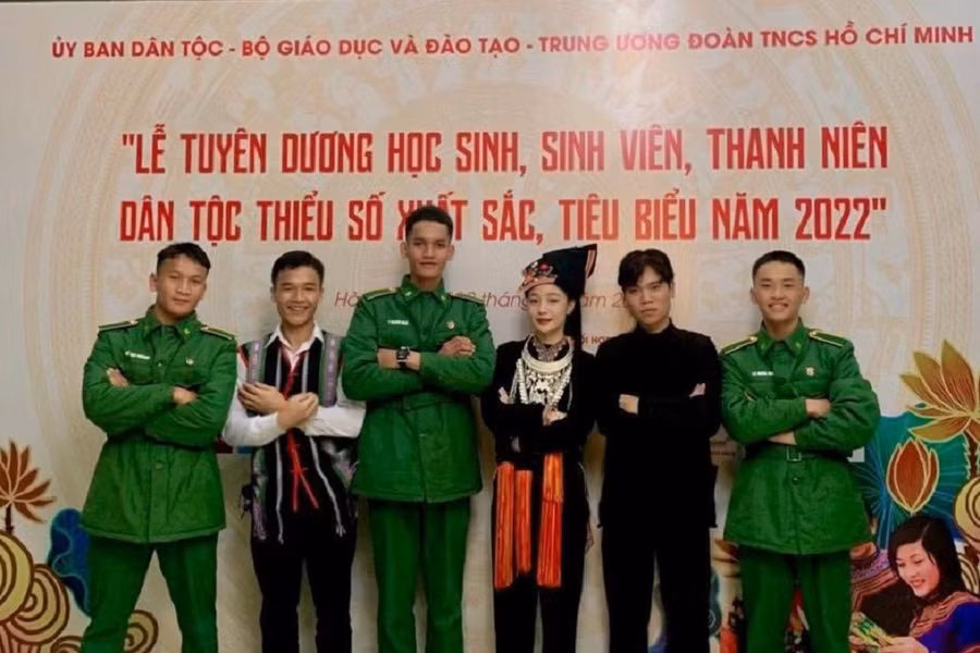 Nam sinh Pâu Văn Ngoan, sinh viên trường Đại học Khoa Học (đứng thứ hai từ trái sang).