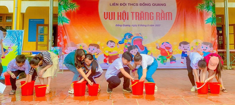 Niềm vui của cô và trò trường THCS Đồng Quang trong một hoạt động trải nghiệm được tổ chức tại khuôn viên trường.