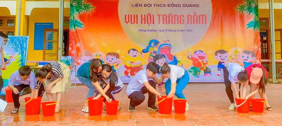 Niềm vui của cô và trò trường THCS Đồng Quang trong một hoạt động trải nghiệm được tổ chức tại khuôn viên trường.