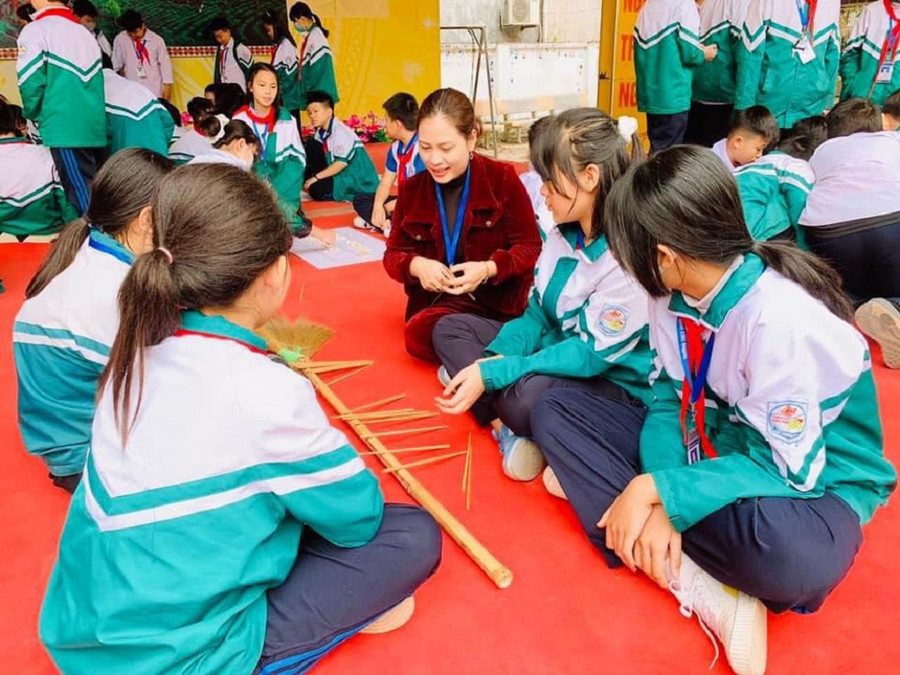 Cô và trò trường THCS Quang Trung, TP Thái Nguyên cùng tham gia trò chơi dân gian.