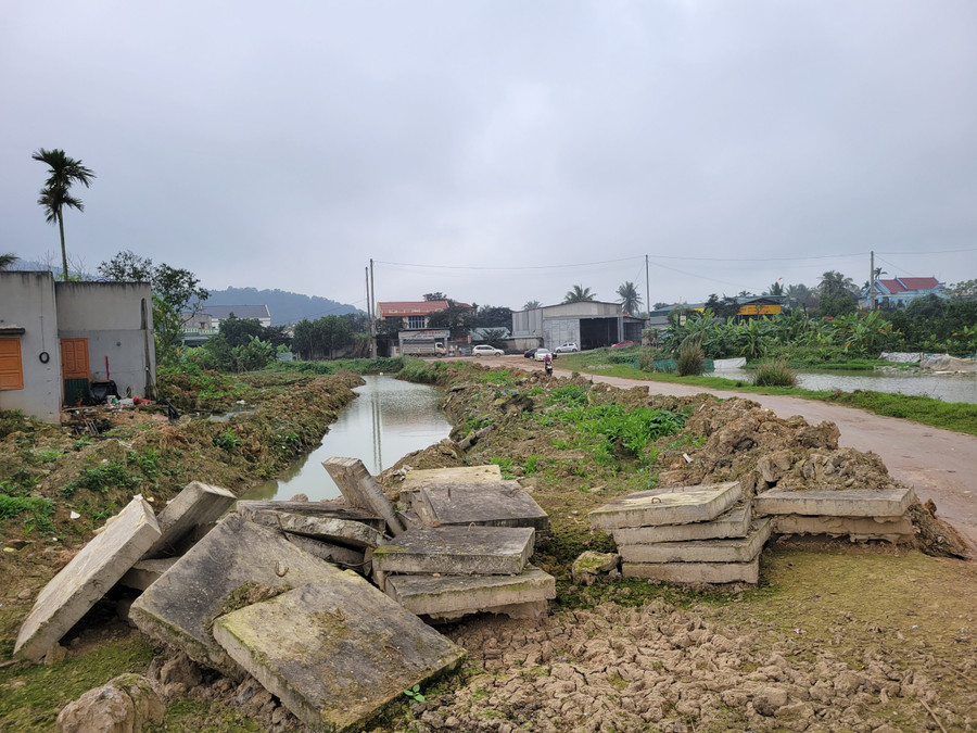 Ngổn ngang vật liệu trên con đường thi công dang dở. (Ảnh: NT)