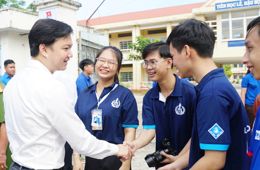 Bí thư Trung ương Đoàn thăm tình nguyện viên "Tiếp sức mùa thi".