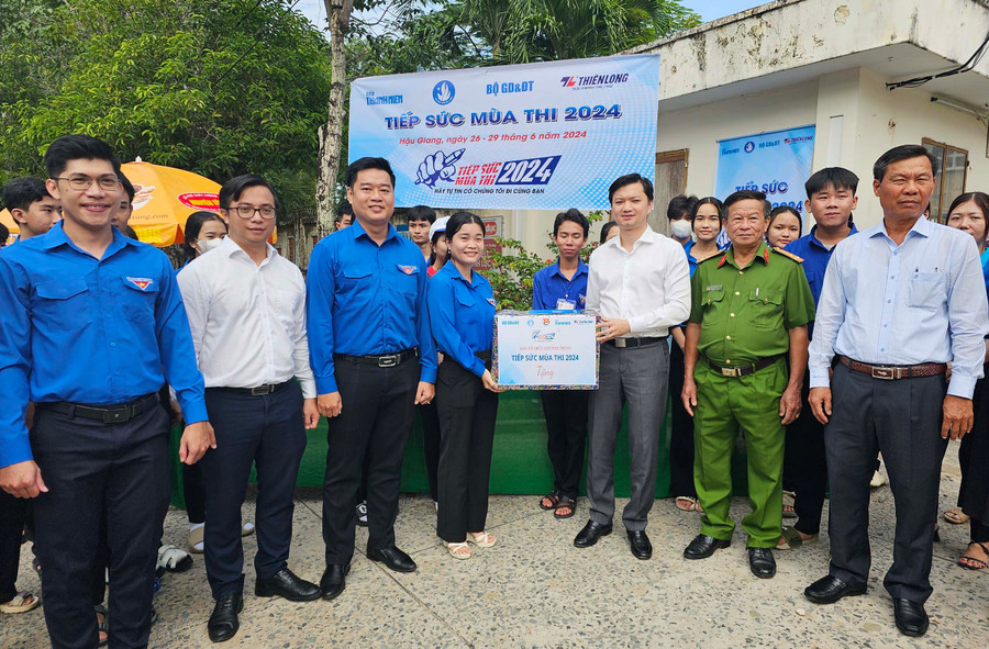 Bí thư Trung ương Đoàn tặng quà các tình nguyện viên &quot;Tiếp sức mùa thi&quot; tại Hậu Giang.