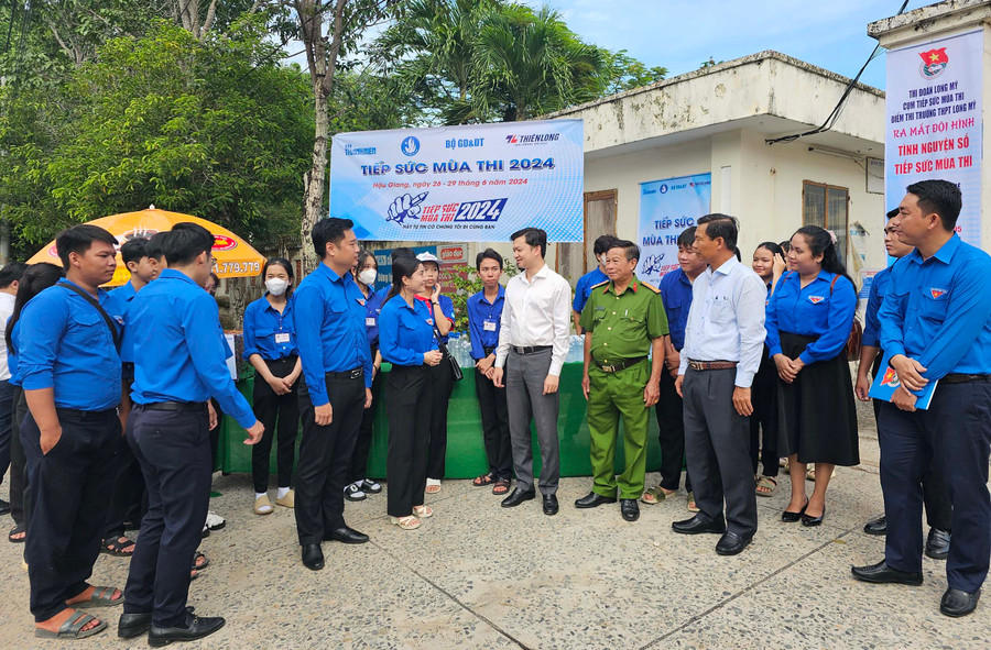 Bí thư Trung ương Đoàn thăm hỏi lực lượng tình nguyện viên tại điểm thi.