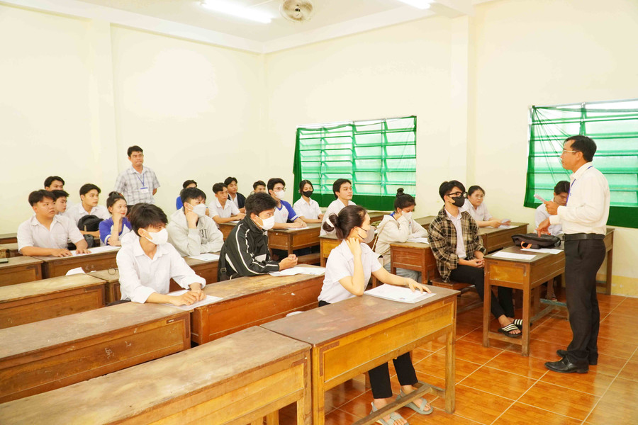 GIám thi phổ biến quy chế thi cho các thí sinh tại Hội đồng thi số 5 Trường THPT Tầm Vu, Sở GD&ĐT Hậu Giang. GIám thi phổ biến quy chế thi cho các thí sinh tại Hội đồng thi số 5 Trường THPT Tầm Vu, Sở GD&ĐT Hậu Giang.