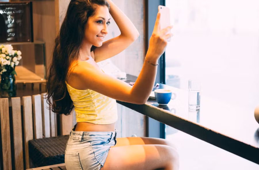 Đăng quá nhiều hình ảnh và thông tin trên mạng xã hội có tác động nghiêm trọng đến đời thực. (Ảnh: ITN).