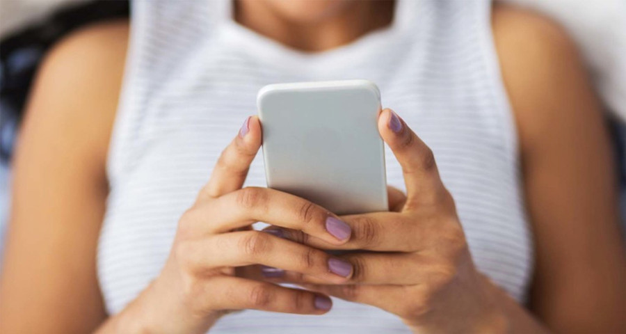 Bạn nên sử dụng các thiết bị có kết nối Internet một cách điều độ và tuân theo hướng dẫn của nhà sản xuất để đảm bảo an toàn. (Ảnh: ITN)