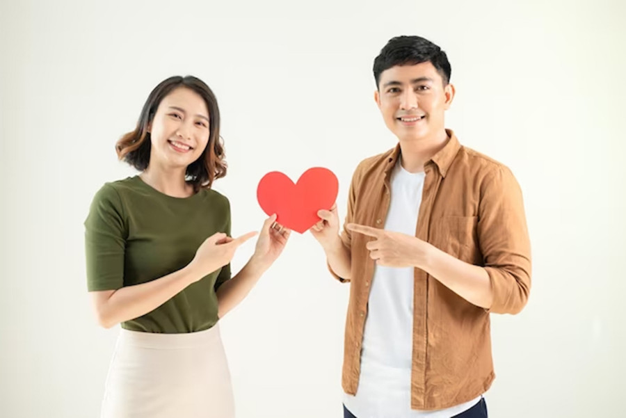 Một cách vô cùng hữu ích để giữ ngọn lửa đam mê luôn cháy trong hôn nhân là duy trì tán tỉnh bạn đời. (Ảnh: ITN). Một cách vô cùng hữu ích để giữ ngọn lửa đam mê luôn cháy trong hôn nhân là duy trì tán tỉnh bạn đời. (Ảnh: ITN).