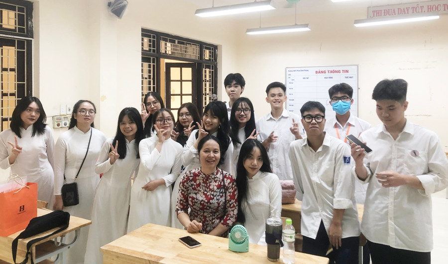 Cô Trần Thị Chuyền và các em học trò lớp 12 Trường THPT Phan Đình Phùng.