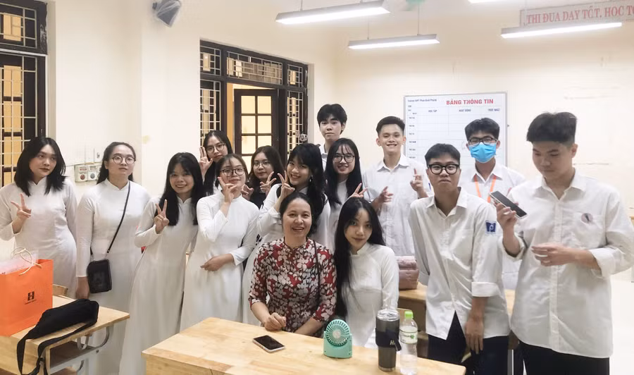 Cô Trần Thị Chuyền và các em học trò lớp 12 Trường THPT Phan Đình Phùng.