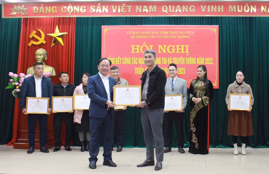 Khen thưởng cá nhân có đóng góp tích cực trong công tác thông tin và truyền thông năm 2022.