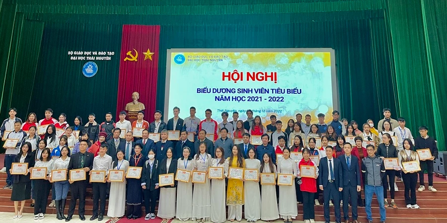 Đại Học Thái Nguyên biểu dương sinh viên xuất sắc năm học 2021 – 2022.