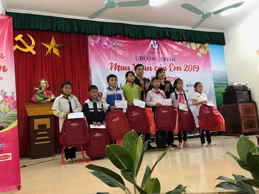 Đại diện các nhà tài trợ trao quà cho học sinh có hoàn cảnh khó khăn