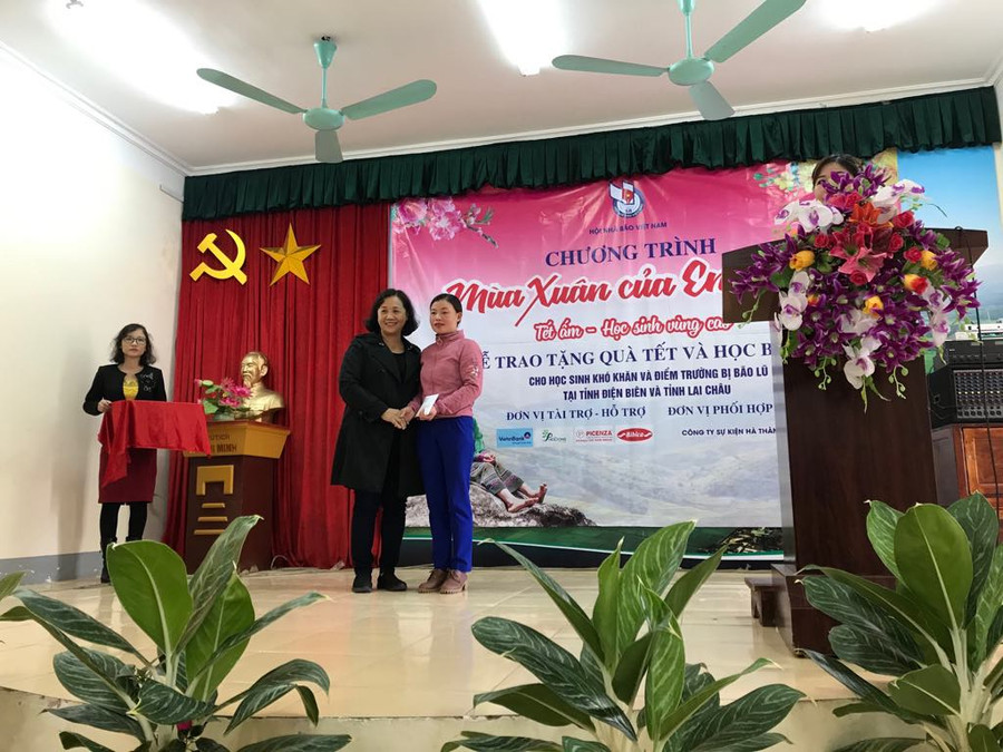 Bà Đỗ Thị Thúy, Phó chánh văn phòng Hội Nhà báo VN trao 50 triệu đồng cho trường Mầm non Vàng Đán, huyện Nậm Pồ