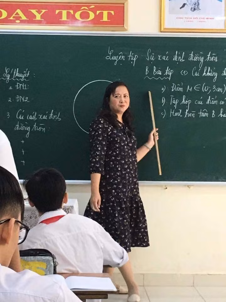 Bà Nguyễn Thị Thu Hương, Hiệu trưởng Trường THCS Ngô Quyền trong giờ dạy thêm miễn phí cho học sinh lớp 9