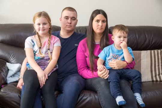 Bố mẹ bị phạt 60 bảng vì cho phép con gái làm chuyện này