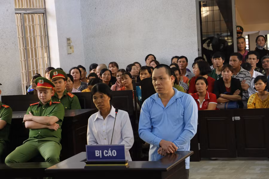 Bị cáo Thu (bên phải) và Mây tại phiên tòa.