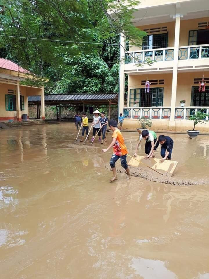 Sân trường ngập bùn sau trận lũ